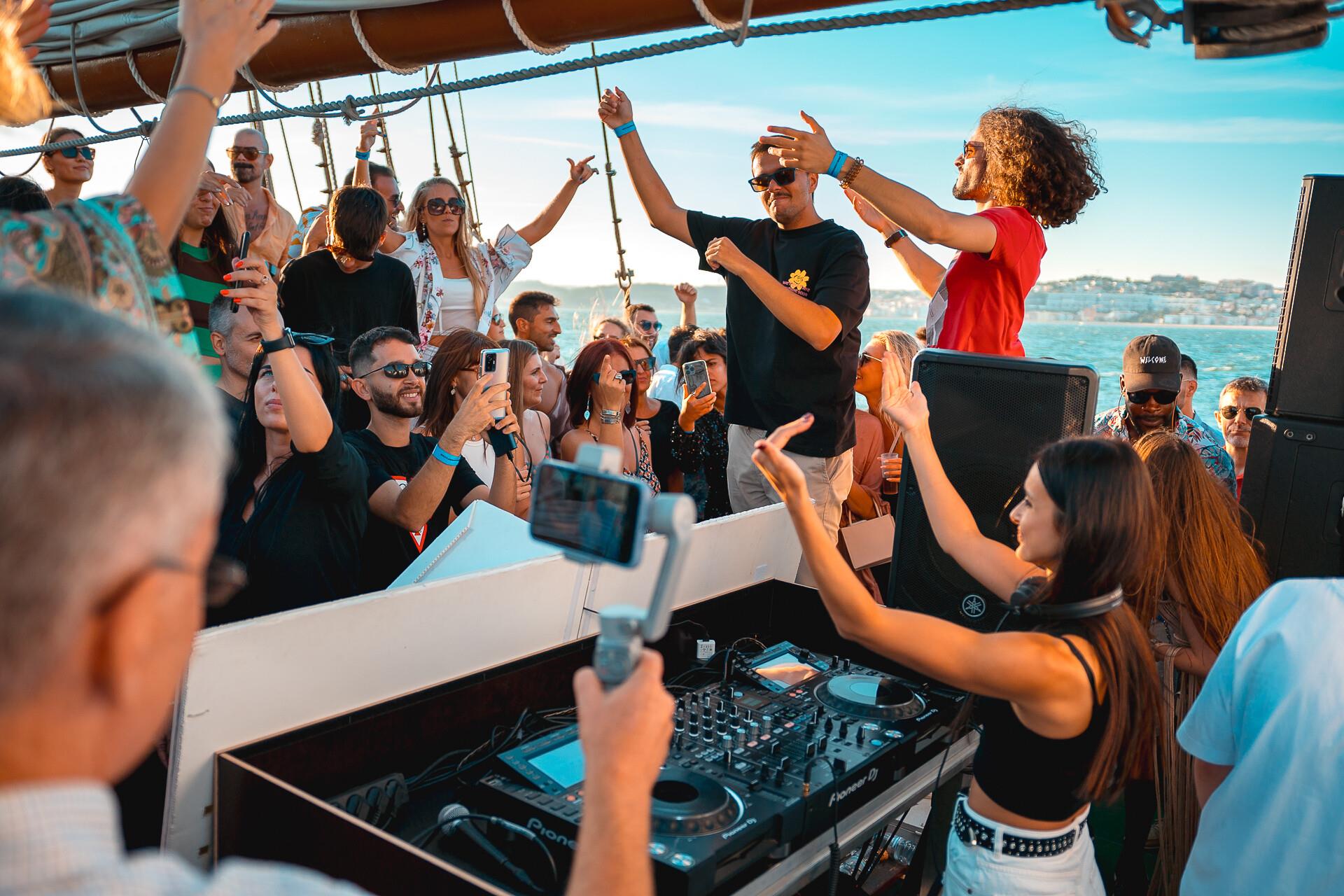 Fiesta en barco con DJ desde Altea